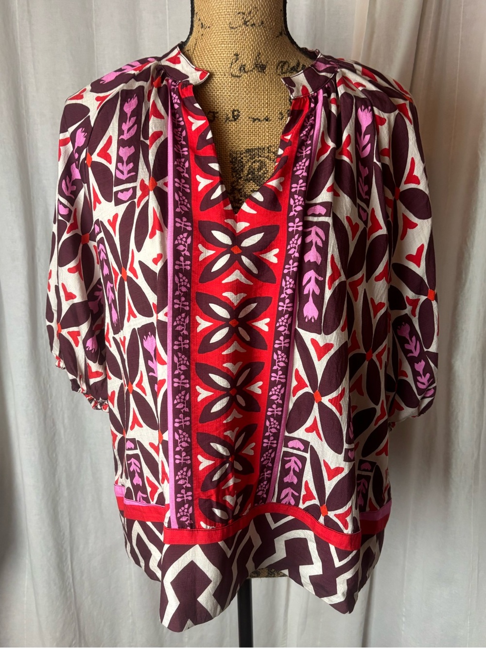 NWT THML Everest Geometric Top Women’s Large V-Neck Print Red Purple Cream